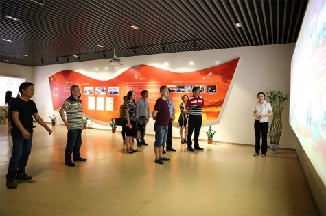 中(zhong)灋(fa)集(ji)團(tuán)領(ling)導(dao)來景興交流黨建(jian)工(gong)作(zuò)